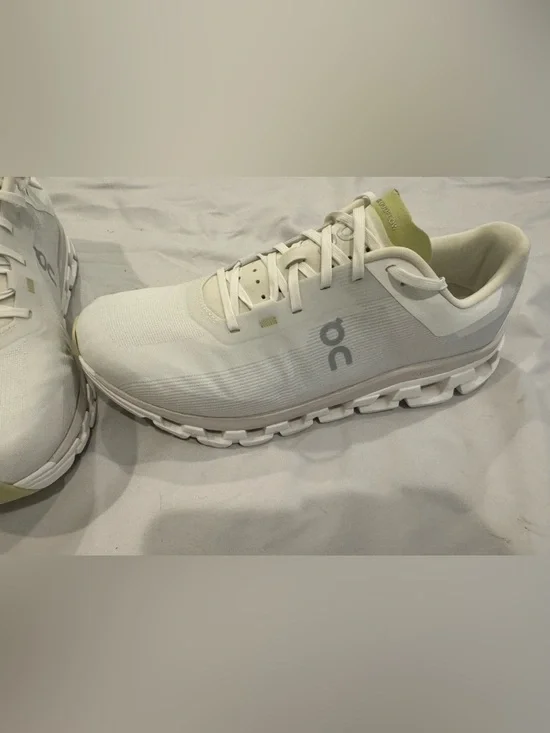 On Running Men's Cloudflow4 Shoes White - Picture 3 of 4